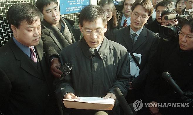 '스크린쿼터 폐·축소' 항의하는 배우 안성기 (서울=연합뉴스) 지난 1998년 12월 4일 서울 종로구 미국대사관 앞에서 스크린쿼터 폐지·축소 방침에 대한 항의 성명문을 낭독하는 배우 안성기(가운데). 2026.1.5 [연합뉴스 자료사진] photo@yna.co.kr