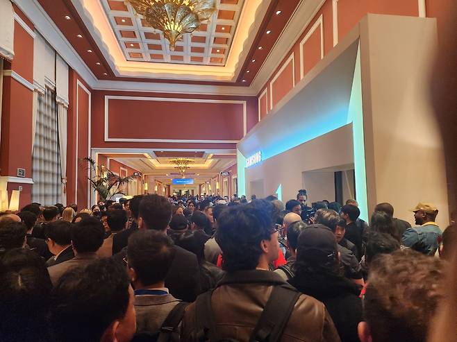 삼성전자 CES 단독 전시관 입장 기다리는 인파 [촬영 조성흠]