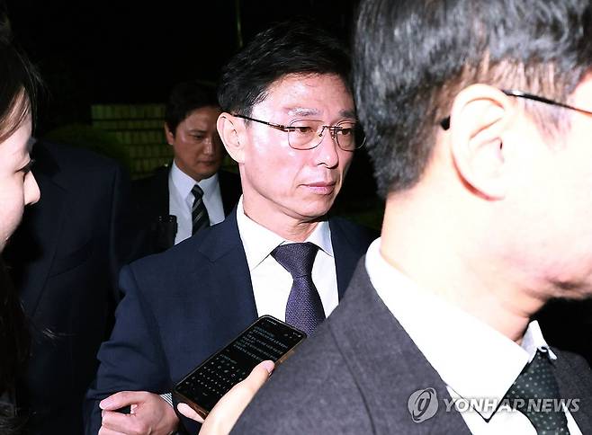 영장심사 마친 임성근 전 해병대 1사단장 (서울=연합뉴스) 홍해인 기자 = 채상병 순직 및 수사 외압·은폐 의혹의 핵심 피의자인 임성근 전 해병대 1사단장이 23일 서울 서초구 서울중앙지방법원에서 열린 구속 전 피의자 심문(영장실질심사)을 마친 뒤 법원을 나서고 있다. 2025.10.23 hihong@yna.co.kr