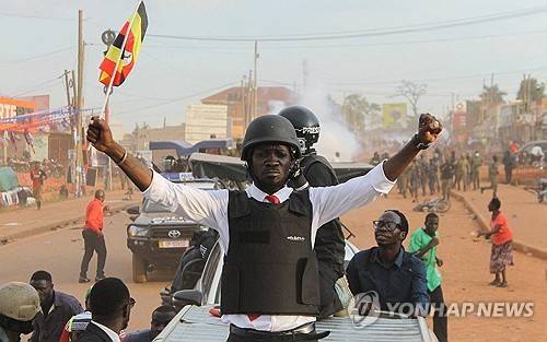 헬멧과 방탄조끼 착용하고 유세하는 우간다 야당 대선 후보 보비 와인 [로이터 연합뉴스 자료사진. 재판매 및 DB 금지]