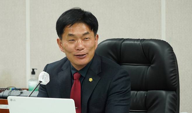 ▲ 최중찬 강화군의원이 지역에서 청년 연령대를 기존보다 10살 늘어난 18~49세로 조정하는 내용을 골자로 한 청년창업 지원 개정안을 대표 발의했다. /사진제공=강화군의회&nbsp;