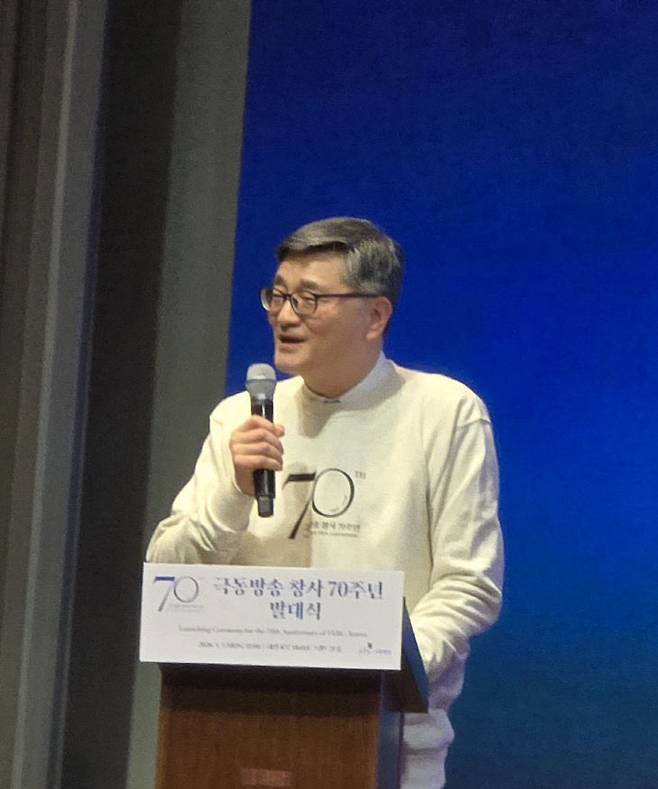 맹주완 극동방송 사장이 발대식 사회를 보고 있다.
