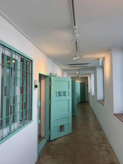 과거 여자 수감자들이 머물던 공간을 창작과 글쓰기를 위한 공간으로 리모델링한 ‘글감옥’.