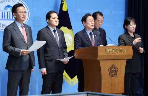 ◇국회 재정경제기획위원회 소속 국민의힘 의원들이 5일 국회 소통관에서 이혜훈 기획예산처 장관 후보자 인사청문회와 관련한 성명 발표 기자회견을 하고 있다. 왼쪽부터 유상범, 박대출, 박수영, 권영세 의원. 연합뉴스