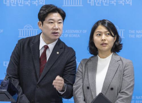 ◇국민의힘 진종오 의원(왼쪽)과 손주하 서울시 중구 의회 의원이 5일 국회에서 이혜훈 기획예산처 장관 후보자의 국민의힘 당협위원장 시절 의혹 관련 기자회견을 마친 뒤 취재진 질문에 답하고 있다. 연합뉴스