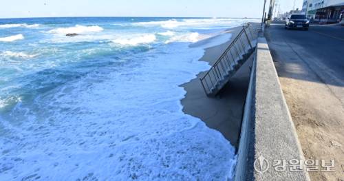겨울철 풍랑·강풍에 강릉지역 바닷가 해안침식이 더 심각해지는 가운데 5일 강릉시 사천면 하평해변에서 파도가 백사장을 넘어 도로 옹벽까지 밀려오고 있다. 강릉=권태명기자