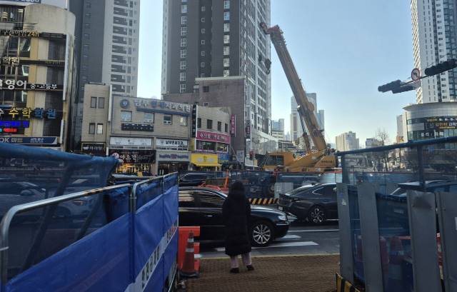 2일 오후 대구 수성구 만촌네거리 모습. 공사로 도로가 꽉 막힌 가운데, 행인이 보행자 신호를 기다리고 있다. 신중언 기자