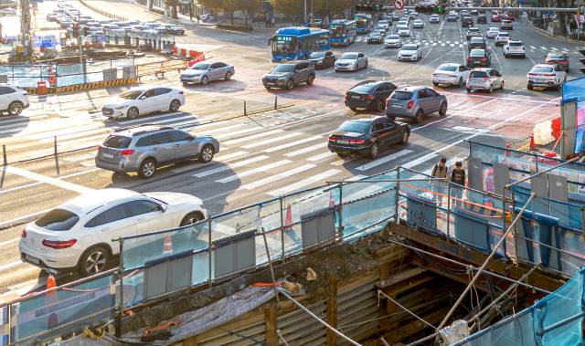 지난 4일 대구 만촌네거리 일대에서 대구도시철도 2호선 만촌역과 주변 신축 아파트를 연결하는 공사가 진행 중인 모습. 안성완 기자 asw0727@imaeil.com