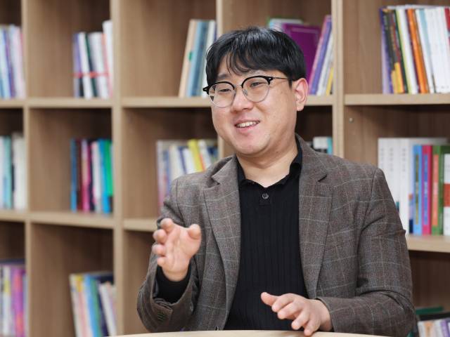 해진공과 함께하는 부산일보 해양문학 공모전 대상 수상자인 이동윤 씨. 정종회 기자 jjh@