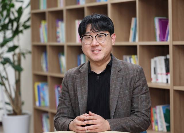 해진공과 함께하는 부산일보 해양문학 공모전 대상 수상자인 이동윤 씨. 정종회 기자 jjh@