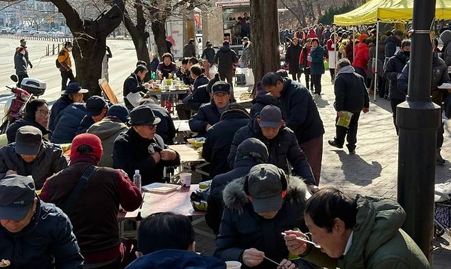6일 정오쯤 대구 두류공원에서 어르신들이 사랑해 밥차 에서 지원하는 무료급식으로 식사를 하고 있다.구경모기자