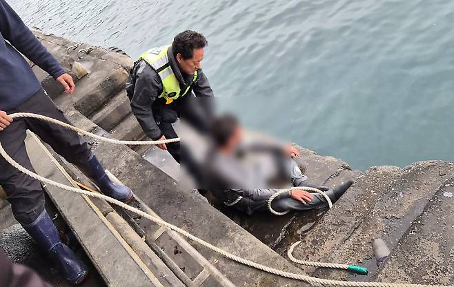 지난 5일 오전 10시58분께 서귀포시 대정읍 모슬포수협 위판장 인근에서 술에 취한 50대 A씨가 물에 빠졌다는 모슬포수협 직원의 신고가 접수됐다. 사진 제공=서귀포해양경찰서