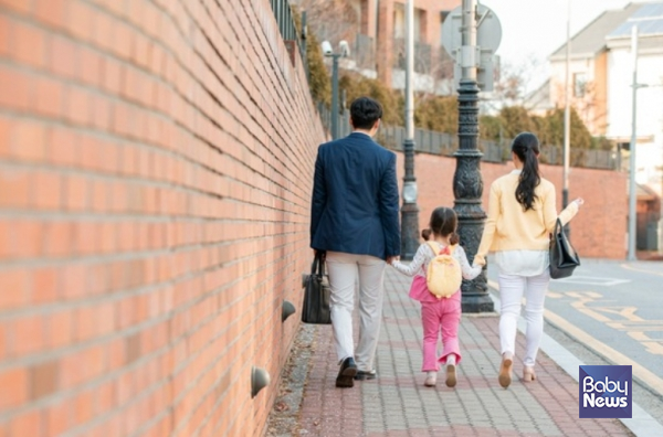 1일부로 '육아기 10시 출근제'가 시행됐다. 이 제도는 육아기 근로자가 출근 시간을 오전 10시로 늦추더라도 임금이 줄지 않도록 하며, 이로 인해 발생하는 기업 부담을 줄이기 위해 사업주에게 월 30만 원을 지원하는 것이 골자다. ⓒ베이비뉴스