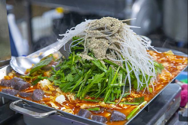 수원 지동시장 호남순대 곱창볶음.(사진=경기관광공사)