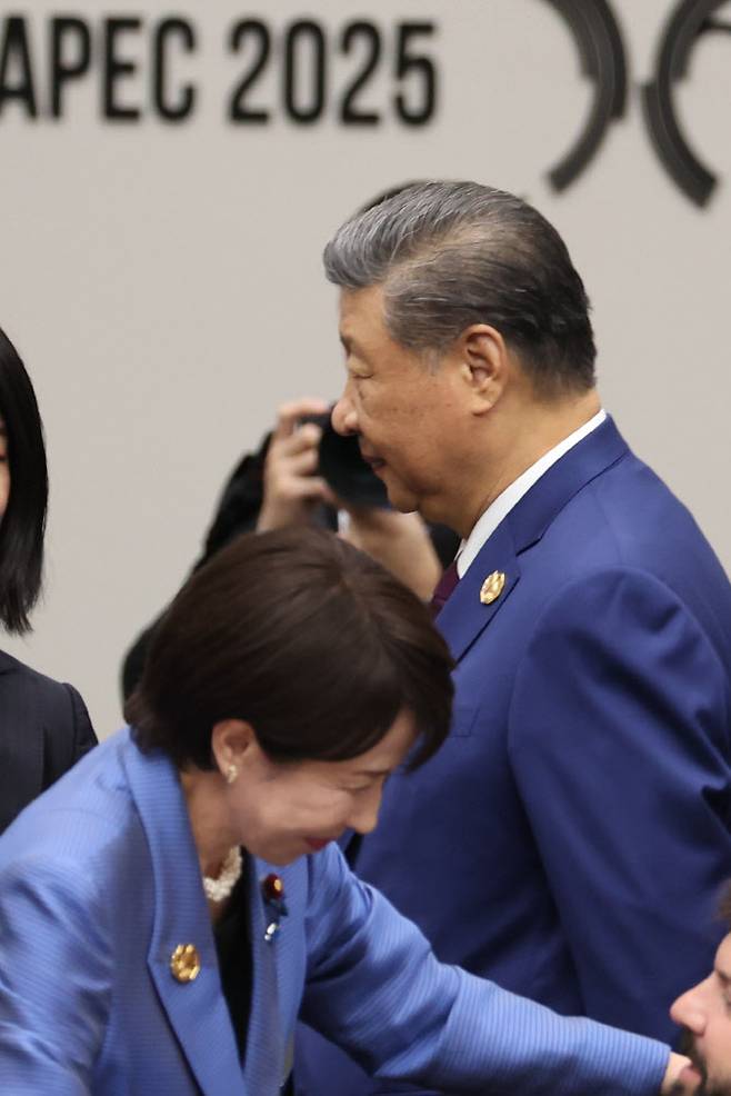 시진핑 중국 국가주석(위)과 다카이치 사나에 일본 총리가 지난해 11월 1일 경북 경주화백컨벤션센터(HICO)에서 열린 2025 아시아태평양경제협력체(APEC) 정상회의 제2세션에 참석하고 있다. (사진=연합뉴스)