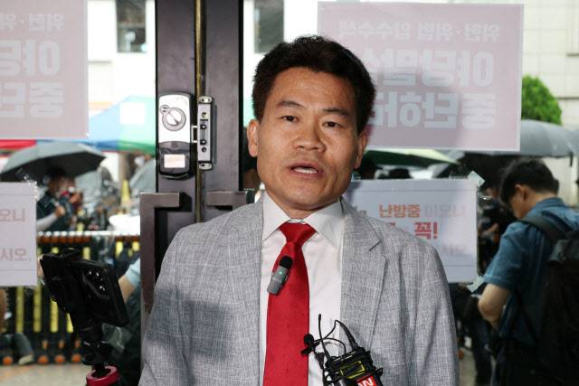 현재 전한길 씨는 내란 선전선동, 공무집행방해, 특수공무집행방해 혐의로 경찰청 국가수사본부의 수사를 받는 중이다. (사진=연합뉴스)