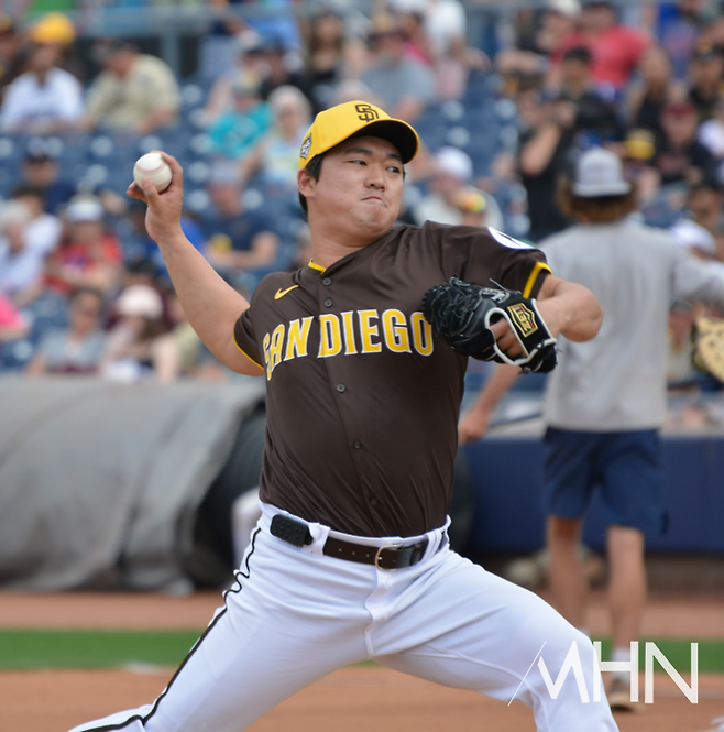 (고우석이 지난 2024년 스프링캠프 경기에서 공을 던지고 있다)