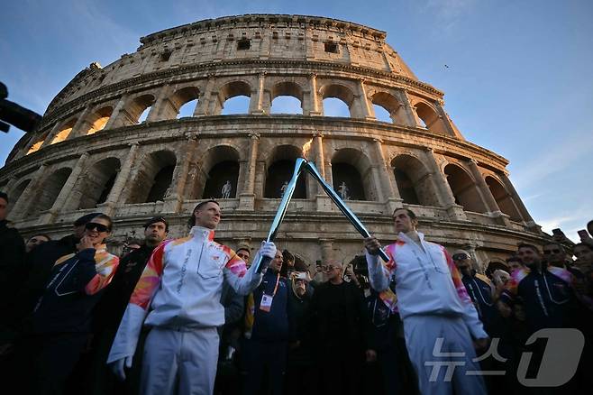 2026 밀라노·코르티나담페초 동계 올림픽 성화 봉송 릴레이. ⓒ AFP=뉴스1