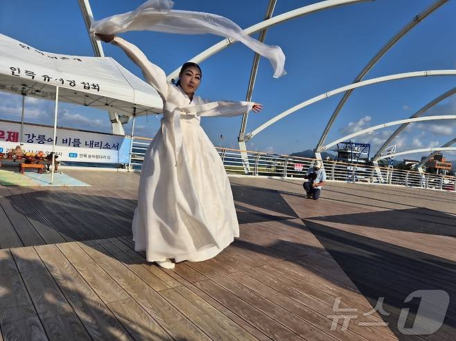 최근 극심한 가뭄을 겪고 있는 강원 강릉 병산동 남항진 솔바람다리에서 11일 안목어촌계가 주관한 용신기우제가 열리고 있다. 용굿이라도 불리는 용신기우제는 강릉지역에서 예년부터 가뭄이 들면 하던 전통 민속 신앙 행사다. 가뭄으로 재난사태가 선포된 강릉의 이날 주 취수원 저수율은 11.8%로 전날 12%보다 0.25%p 떨어졌다. 2025.9.11/뉴스1 ⓒ News1 윤왕근 기자