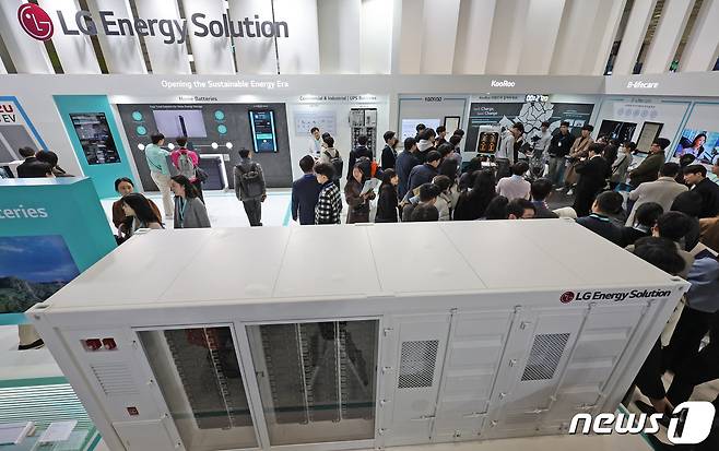2024년 3월 6일 오후 서울 강남구 코엑스에서 열린 인터배터리 2024에 참가한 LG에너지솔루션 부스를 찾은 관람객들이 전시품을 살펴보고 있다.(자료사진) 2024.3.6/뉴스1 ⓒ News1 장수영 기자
