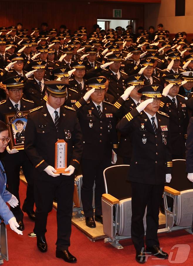 6일 전북 전주시 전북경찰청에서 열린 고(故) 이승철 경정 영결식에서 경찰 관계자들이 고인의 위패와 영정을 들고 장내로 들어서고 있다. 2026.1.6/뉴스1 ⓒ News1 유경석 기자