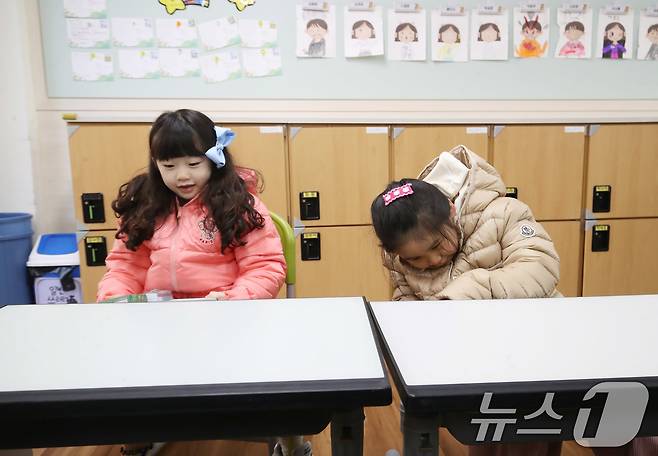 2026학년도 부산지역 공립 초등학교 신입생 예비소집이 진행된 6일 오후 부산 연제구 창신초등학교에서 예비 초등학생들이 1학년 교실을 살펴보고 있다. 2026.1.6/뉴스1 ⓒ News1 윤일지 기자