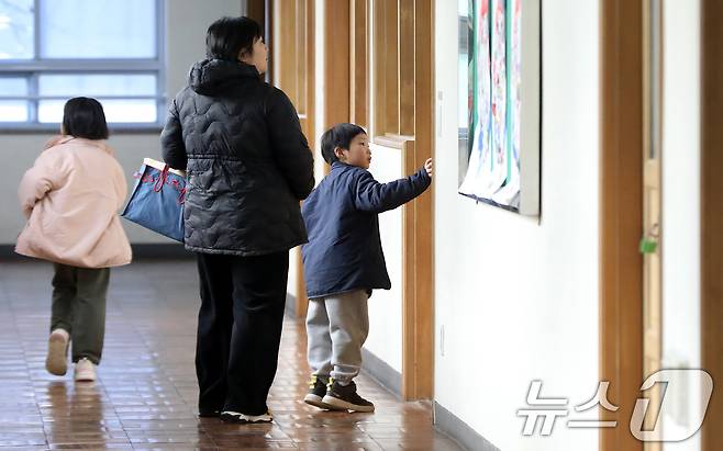 2026학년도 부산지역 공립 초등학교 신입생 예비소집이 진행된 6일 오후 부산 연제구 창신초등학교에서 예비 초등학생들이 1학년 교실을 살펴보고 있다. 2026.1.6/뉴스1 ⓒ News1 윤일지 기자