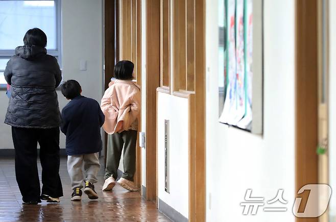 2026학년도 부산지역 공립 초등학교 신입생 예비소집이 진행된 6일 오후 부산 연제구 창신초등학교에서 예비 초등학생들이 1학년 교실을 살펴보고 있다. 2026.1.6/뉴스1 ⓒ News1 윤일지 기자