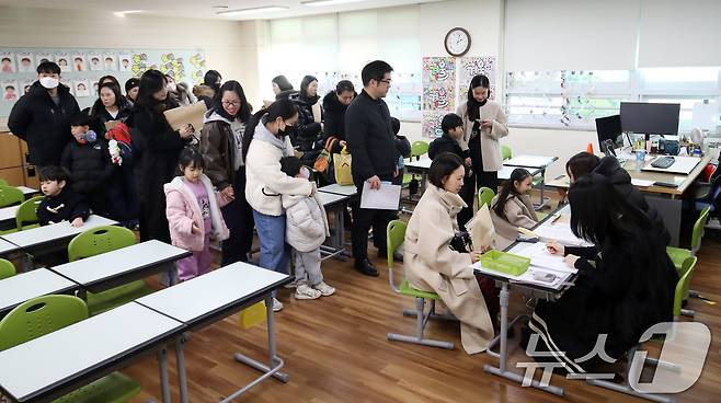 2026학년도 부산지역 공립 초등학교 신입생 예비소집이 진행된 6일 오후 부산 연제구 창신초등학교에서 예비 초등학생들이 입학 상담을 기다리고 있다. 2026.1.6/뉴스1 ⓒ News1 윤일지 기자