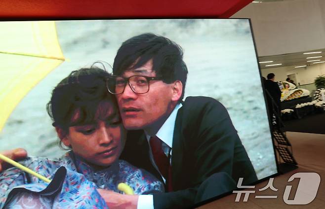 6일 오후 서울 중구 서울영화센터에 마련된 '국민배우' 고 안성기 시민 추모공간에 고인의 추모 영상이 상영되고 있다. 충무로 서울영화센터는 오는 8일 오후 6시까지 추모 공간을 운영한다. 2026.1.6/뉴스1 ⓒ News1 오대일 기자