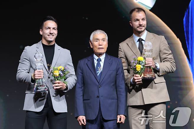 올해 K리그1에는 외국인 선수 보유 한도가 폐지된다. 사진은 무고사(오른쪽)와 에울레르(왼쪽) 2025.12.1/뉴스1 ⓒ News1 이광호 기자