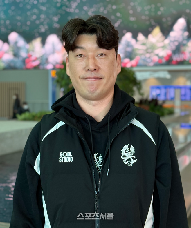 광주FC 이정규 감독이 5일 인천국제공항에서  태국 후아힌 출국을 앞두고 사진 촬영에 임하고 있다. 인천공항 | 정다워 기자