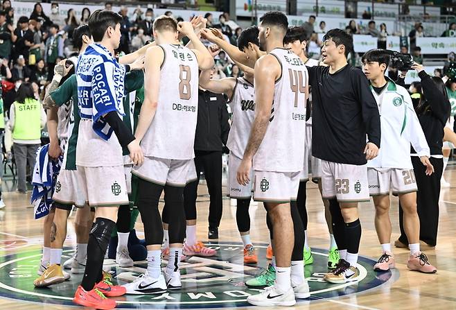 DB 선수들이 승리 후 하이파이브를 하고 있다. 사진 | KBL