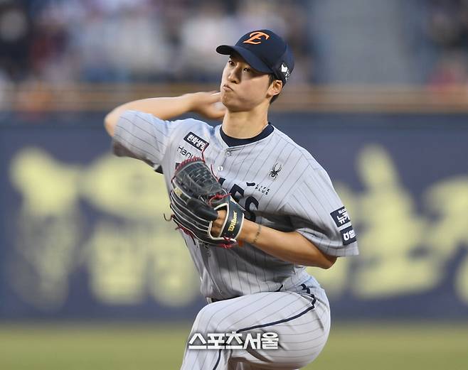 한화 선발투수 엄상백이 26일 잠실야구장에서 열린 2025 KBO 리그 LG와 경기에서 역투하고 있다. 잠실 | 최승섭기자 thunder@sportsseoul.com