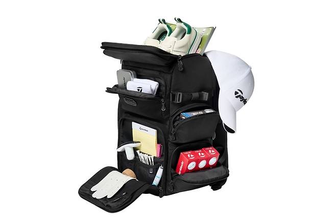 테일러메이드가 프리미엄 콘셉트로 기획한 ‘플레이어스 백팩 트레블러’는 넉넉한 수납공간으로 눈길을 끈다. 사진 | 테일러메이드