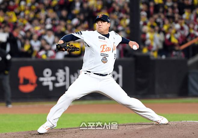한화 류현진이 31일 대전 한화생명 볼파크에서 열린 2025 KBO리그 LG와 한국시리즈 5차전 8회초 등판해 힘차게 공을 던지고 있다. 대전 | 박진업 기자 upandup@sportsseoul.com