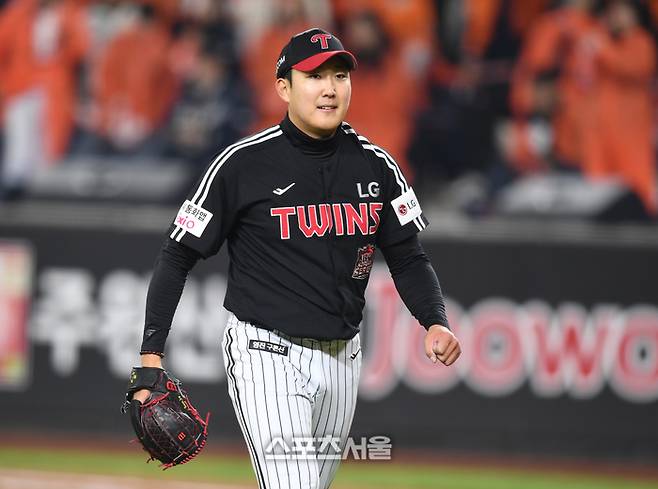 LG 선발투수 손주영이 29일 대전 한화생명볼파크에서 열린 2025 KBO 포스트시즌 한국시리즈 3차전 한화와 경기 5회 투구 후 덕아웃으로 들어오고 있다. 대전 | 최승섭기자 thunder@sportsseoul.com