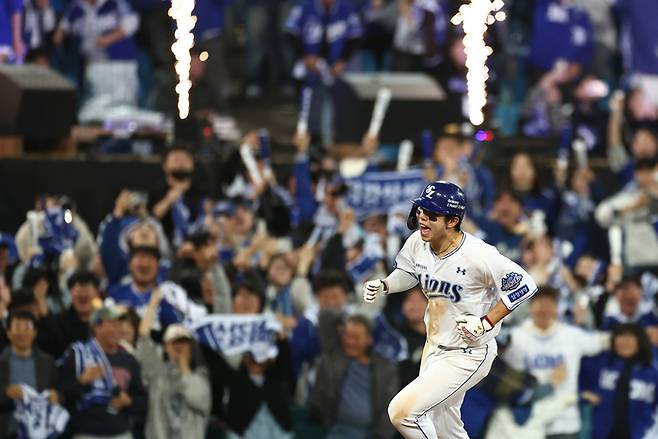 대구삼성라이온즈파크(라팍)에서 홈런을 친 김영웅.  사진 | 연합뉴스