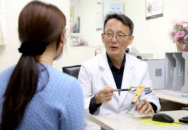 전경철 일산백병원 산부인과 교수가 자궁근종에 관해 환자에게 설명하고 있다.