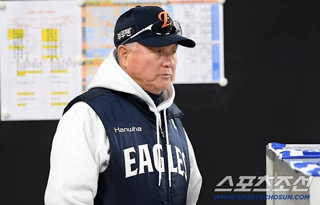 31일 대전 한화생명볼파크에서 열린 한국시리즈 5차전 한화 이글스와 LG 트윈스의 경기. 한화 김경문 감독이 생각에 잠겨 있다. 대전=박재만 기자 pjm@sportschosun.com/2025.10.31/