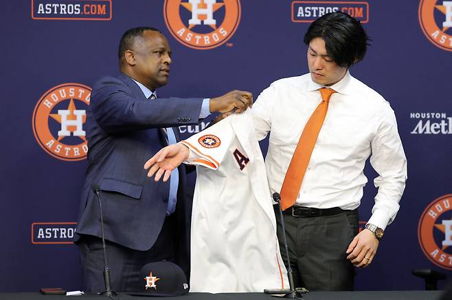 다나 브라운 휴스턴 단장이 이마이에 저지를 입혀주고 있다. AFP연합뉴스