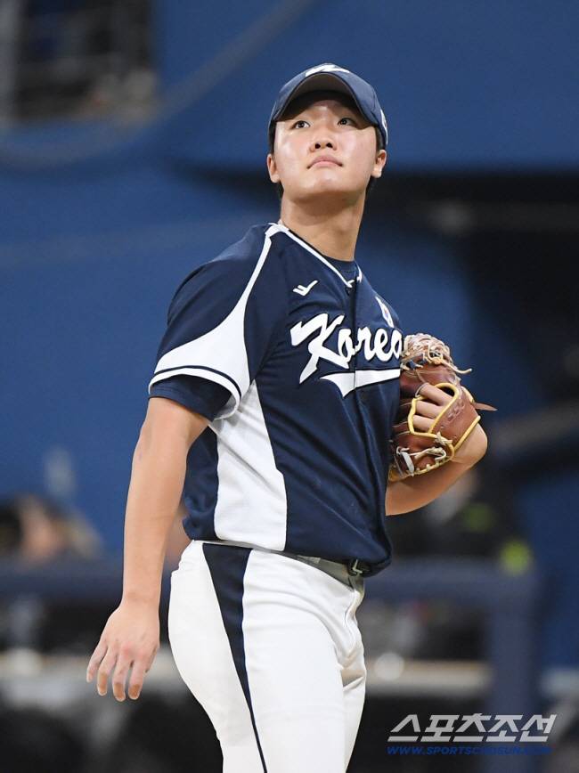 9일 서울 고척스카이돔에서 열린 한국과 체코의 야구대표팀 평가전. 5회에 이어 6회에도 등판한 정우주가 파울 타구를 바라보고 있다. 고척=정재근 기자 cjg@sportschosun.com/2025.11.9/