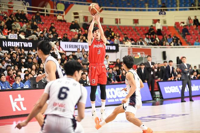 조한진은 강력한 수비 뿐만 아니라 승부처 천금같은 3점포로 현대모비스의 흐름을 이어갔다. 사진제공=KBL