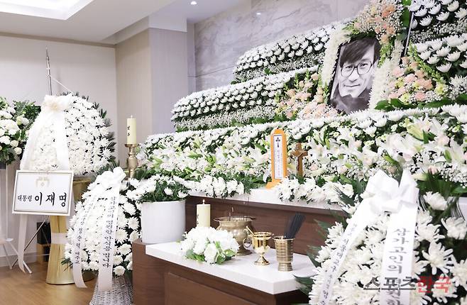 고 안성기 배우의 빈소가 마련된 서울성모병원 장례식장에 이재명 대통령이 보낸 근조화환이 놓여 있다. 25.1.5&nbsp;&nbsp;[사진=사진공동취재단]