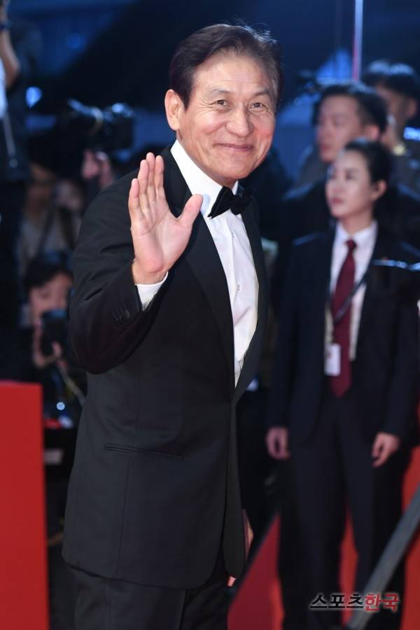 제23회 부산국제영화제 개막식 레드카펫 행사에 참석하고 있는 배우 안성기. 사진=스포츠한국 DB