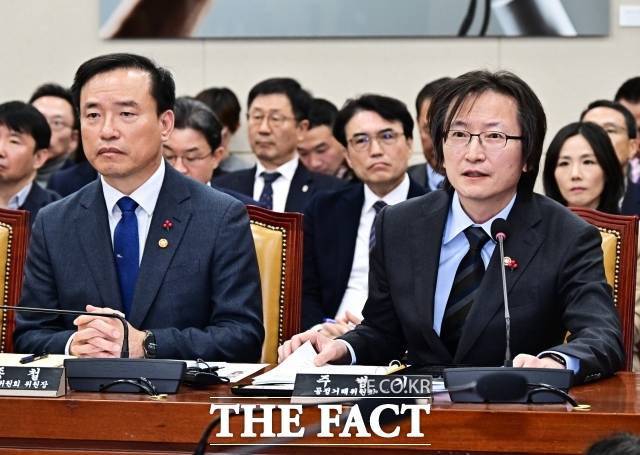 주병기 공정거래위원장(오른쪽)이 지난달 30일 오전 서울 여의도 국회에서 열린 '쿠팡 침해사고 및 개인정보 유출, 불공정 거래, 노동환경 실태 파악과 재발방지 대책 마련을 위한 청문회'에 출석해 질의에 답변을 하고 있다. /국회=배정한 기자