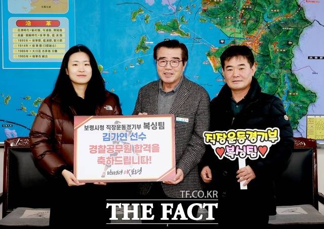 김가연 충남 보령시청 직장운동경기부 복싱팀 선수(왼쪽)가 김동일 보령시장(가운데), 정해만 보령시청 직장운동경기부 복싱팀 감독과 기념 촬영을 하고 있다. /보령시