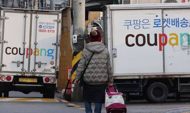 대규모 개인정보 유출 사태 이후 쿠팡 이용자 이탈이 이어지면서 e커머스 업계가 멤버십과 할인 혜택을 앞세워 적극적인 모객 경쟁에 나서고 있다. 연합뉴스