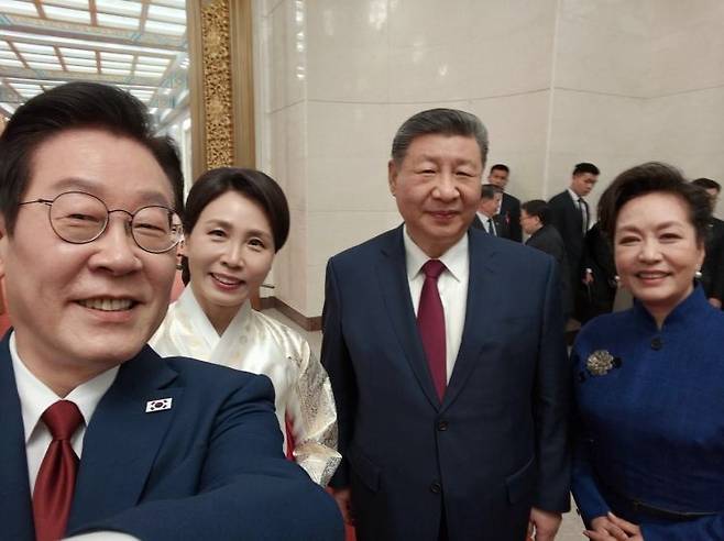 이재명 대통령 부부와 시진핑 국가주석 부부가 5일 중국 베이징 인민대회당에서 국빈만찬 후 샤오미폰으로 기념촬영을 하고 있다. 이재명 대통령 SNS.