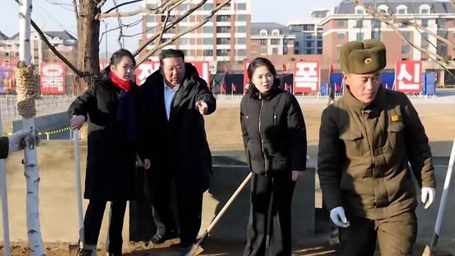 김정은 북한 국무위원장이 지난 5일 부인 리설주, 딸 주애, 당·정부 지도간부들과 함께 '해외군사작전 전투위훈기념관' 건설장을 찾아 식수를 했다고 조선중앙TV가 6일 보도했다. 조선중앙TV 연합뉴스